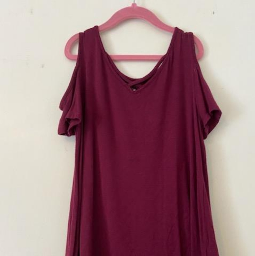 Cute maroon criss cross shoulder cutout top.